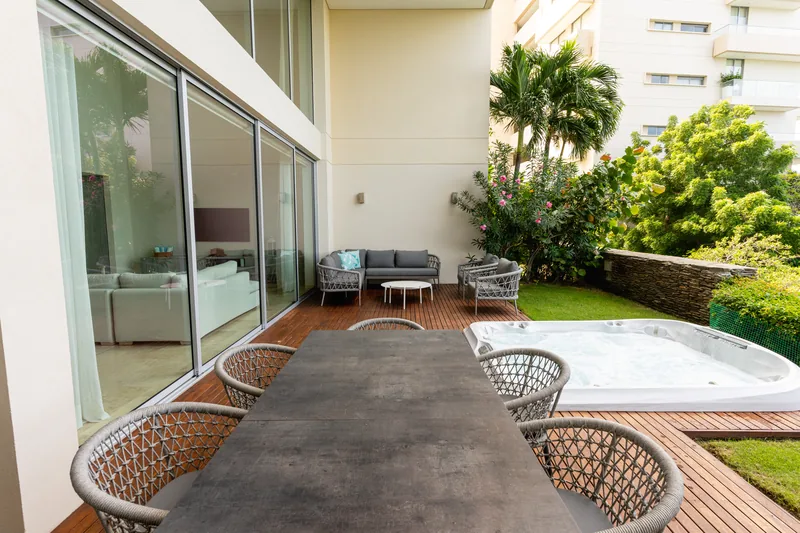 Terraza privada con jacuzzi y comedor exterior.