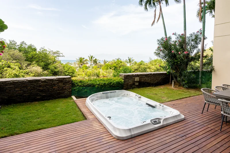 Jacuzzi en la terraza privada con vista al Mar Caribe.