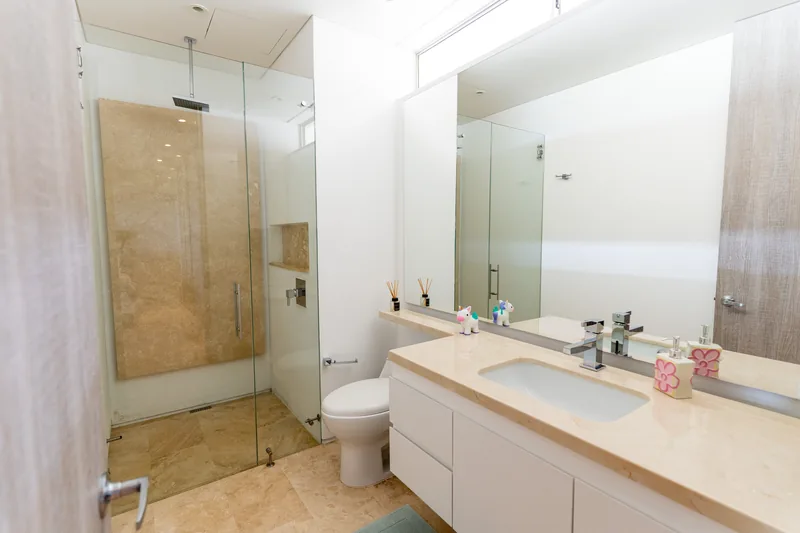Baño con ducha de vidrio.