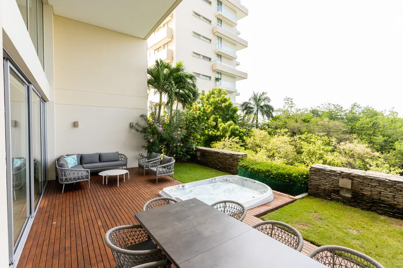 Terraza con zona de estar y jardín.