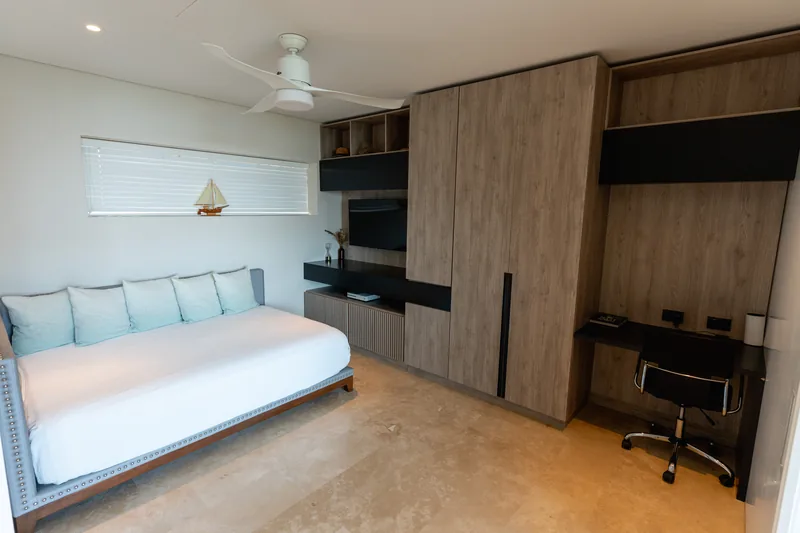 Estudio con escritorio y cama auxiliar.