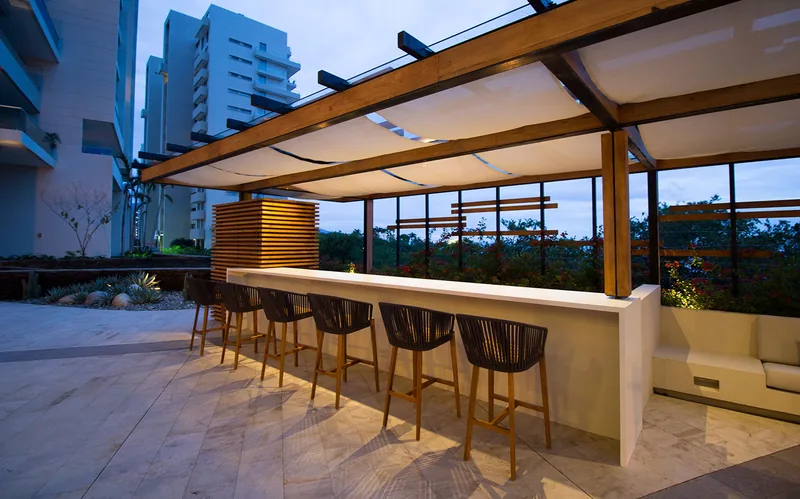 Bar al aire libre con vista al atardecer.