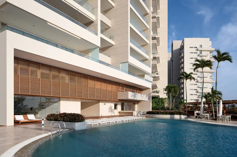 Piscina del condominio junto al edificio.
