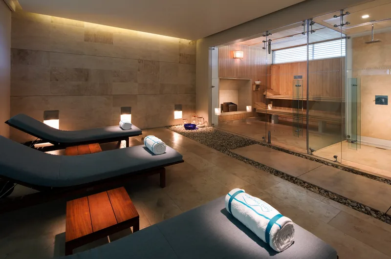 Spa con sauna y zona de masajes.